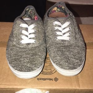 ICY Sneakers with laces. Gray & White